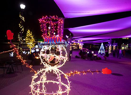 澳门新普京注册 snowman light sculpture